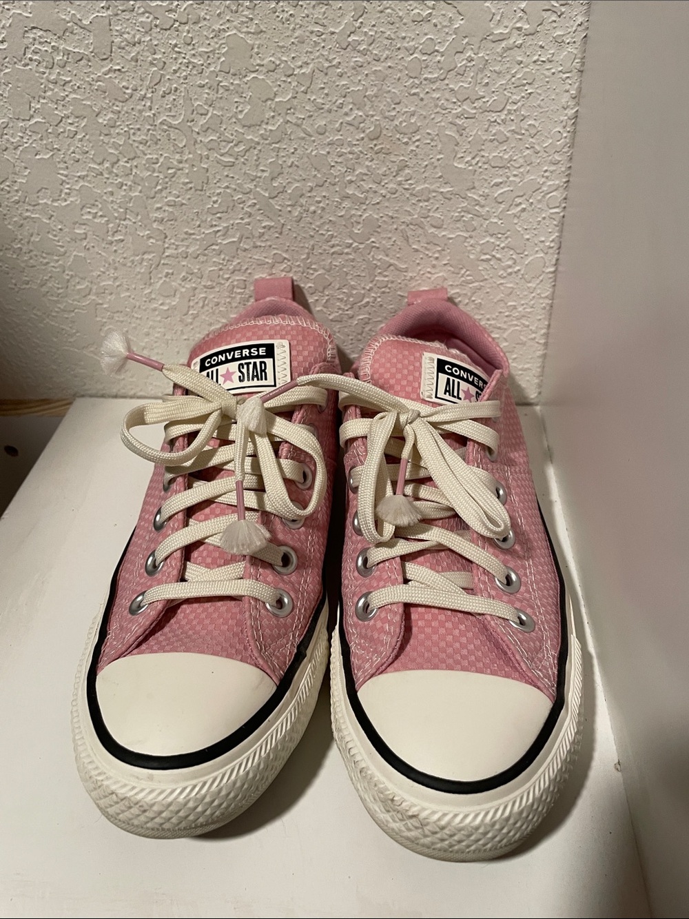 Women’s pink Converse